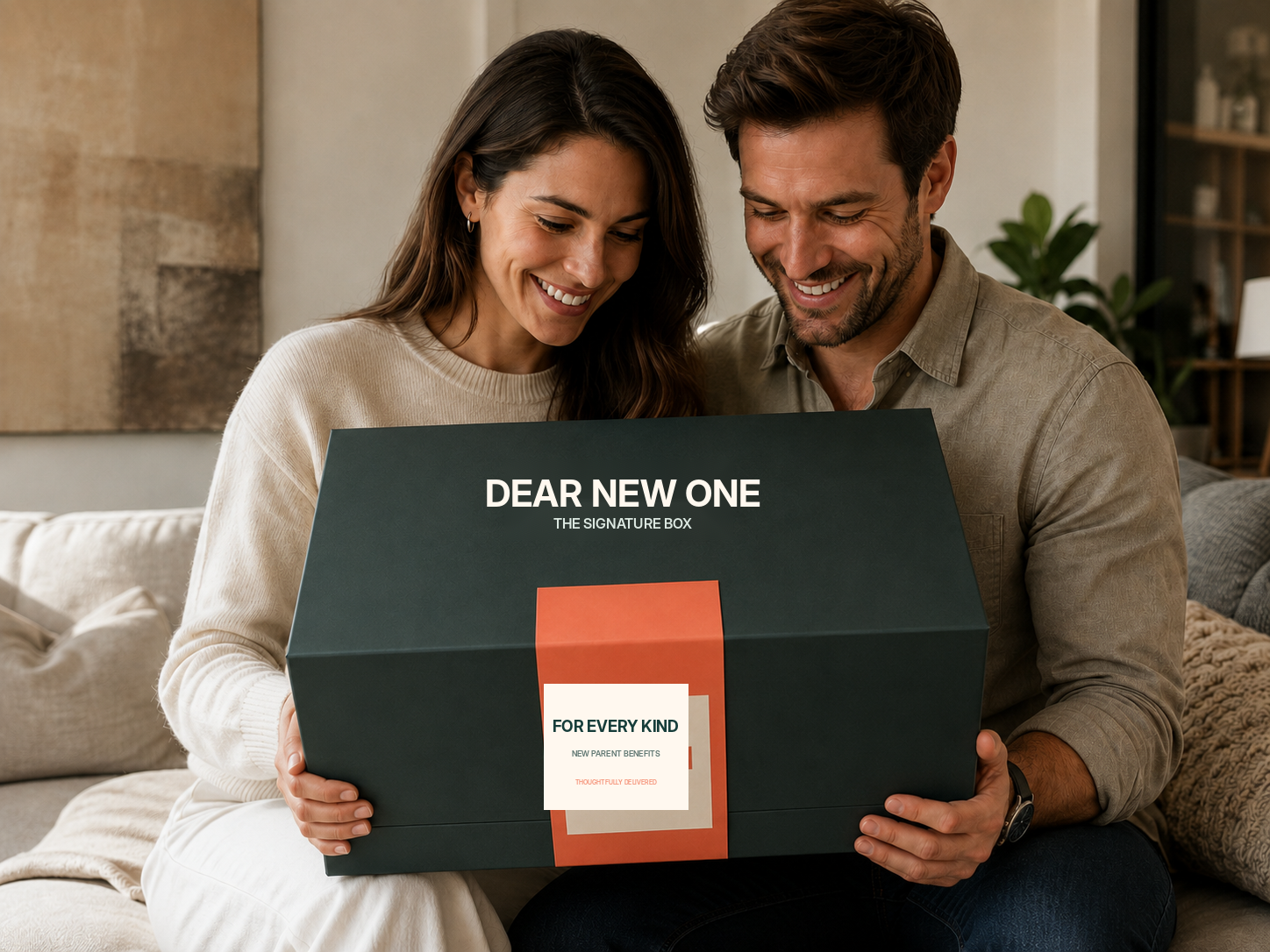 Aanstaande ouders met een grote premium Dear New One — The Signature Box